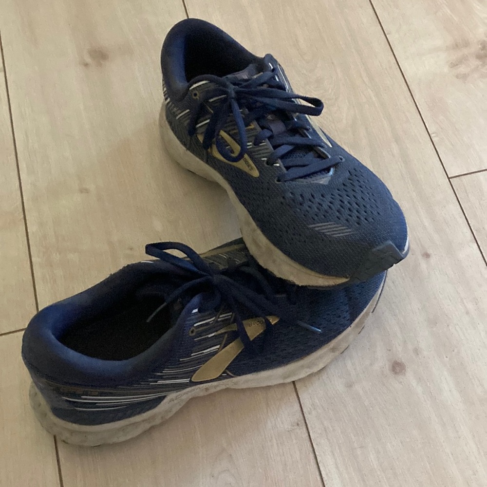 Brooks Adrenaline size 10.5 blue running shoes